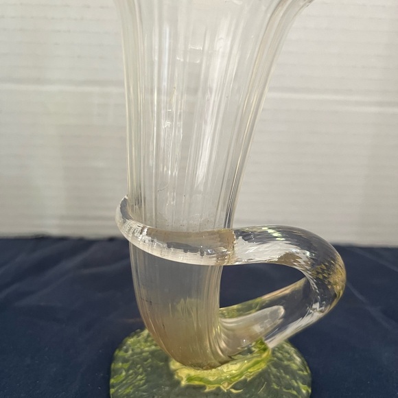 Elegant Clear Glass Horn Vase with vaseline uranium glass - Picture 5 of 12